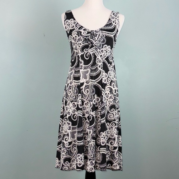 Flattering Lightweight Dress - Picture 1 of 6